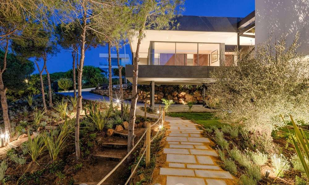 Designervilla met geavanceerde architectuur te koop gelegen in een groene omgeving van Sotogrande, Costa del Sol 62873