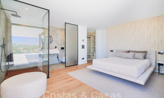 Designervilla met geavanceerde architectuur te koop gelegen in een groene omgeving van Sotogrande, Costa del Sol 62877 