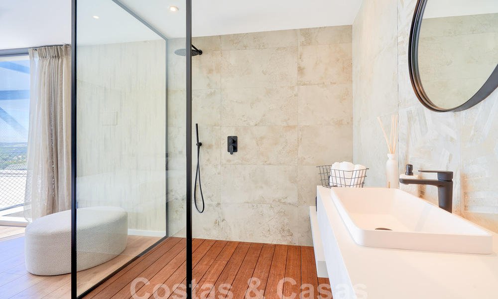 Designervilla met geavanceerde architectuur te koop gelegen in een groene omgeving van Sotogrande, Costa del Sol 62878