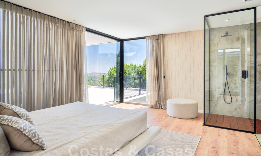 Designervilla met geavanceerde architectuur te koop gelegen in een groene omgeving van Sotogrande, Costa del Sol 62879