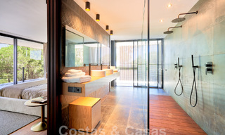 Designervilla met geavanceerde architectuur te koop gelegen in een groene omgeving van Sotogrande, Costa del Sol 62883 