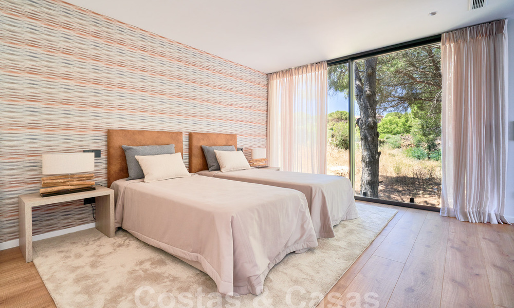 Designervilla met geavanceerde architectuur te koop gelegen in een groene omgeving van Sotogrande, Costa del Sol 62885