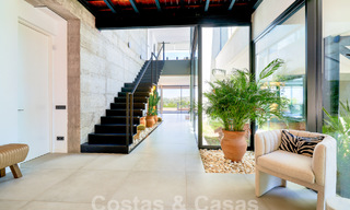 Designervilla met geavanceerde architectuur te koop gelegen in een groene omgeving van Sotogrande, Costa del Sol 62890 