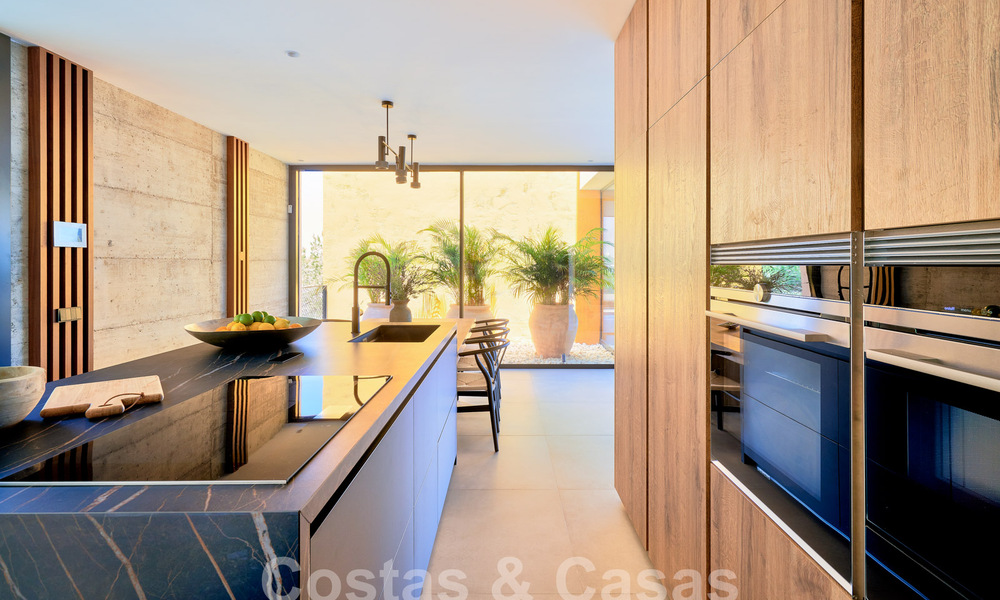 Designervilla met geavanceerde architectuur te koop gelegen in een groene omgeving van Sotogrande, Costa del Sol 62893