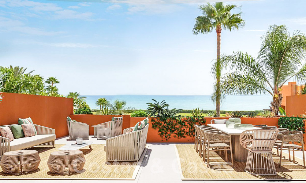 Ruim, luxe penthouse te koop met 4 slaapkamers en zeezicht in een strandcomplex in Oost Marbella 62846