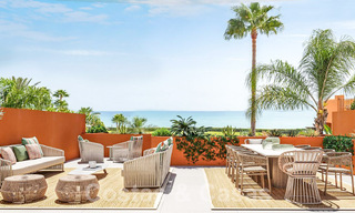 Ruim, luxe penthouse te koop met 4 slaapkamers en zeezicht in een strandcomplex in Oost Marbella 62846 