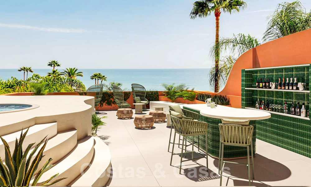 Ruim, luxe penthouse te koop met 4 slaapkamers en zeezicht in een strandcomplex in Oost Marbella 62847