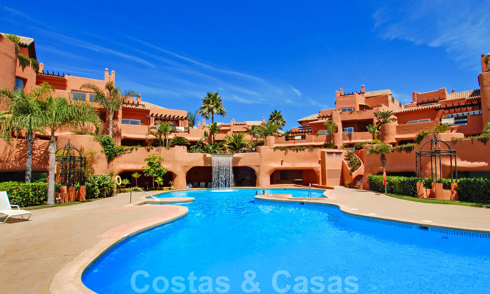Ruim, luxe penthouse te koop met 4 slaapkamers en zeezicht in een strandcomplex in Oost Marbella 62895