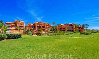 Ruim, luxe penthouse te koop met 4 slaapkamers en zeezicht in een strandcomplex in Oost Marbella 62896 