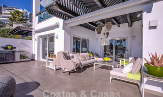 Modern appartement met ruim terras te koop met zeezicht en nabij golfbanen in een gated community in La Quinta, Marbella - Benahavis 62941 