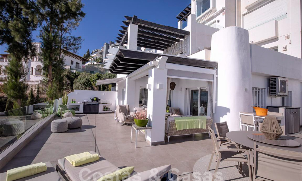 Modern appartement met ruim terras te koop met zeezicht en nabij golfbanen in een gated community in La Quinta, Marbella - Benahavis 62942