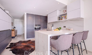 Modern appartement met ruim terras te koop met zeezicht en nabij golfbanen in een gated community in La Quinta, Marbella - Benahavis 62944 