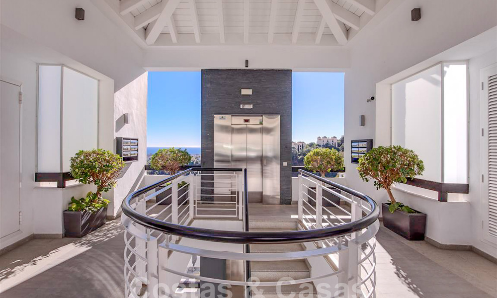 Modern appartement met ruim terras te koop met zeezicht en nabij golfbanen in een gated community in La Quinta, Marbella - Benahavis 62947