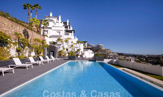 Modern appartement met ruim terras te koop met zeezicht en nabij golfbanen in een gated community in La Quinta, Marbella - Benahavis 62948 