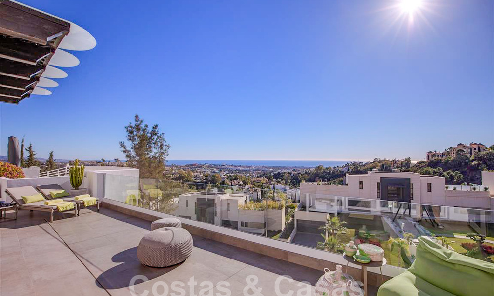 Modern appartement met ruim terras te koop met zeezicht en nabij golfbanen in een gated community in La Quinta, Marbella - Benahavis 62953