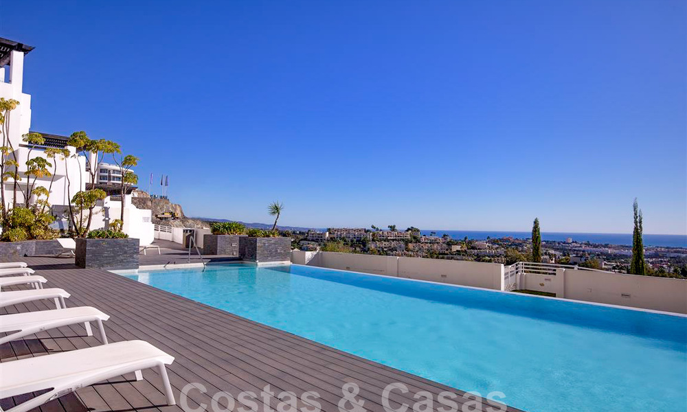 Modern appartement met ruim terras te koop met zeezicht en nabij golfbanen in een gated community in La Quinta, Marbella - Benahavis 62962