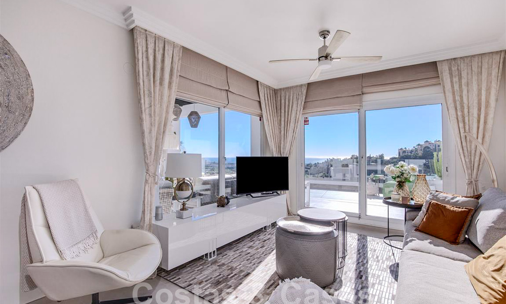 Modern appartement met ruim terras te koop met zeezicht en nabij golfbanen in een gated community in La Quinta, Marbella - Benahavis 62963