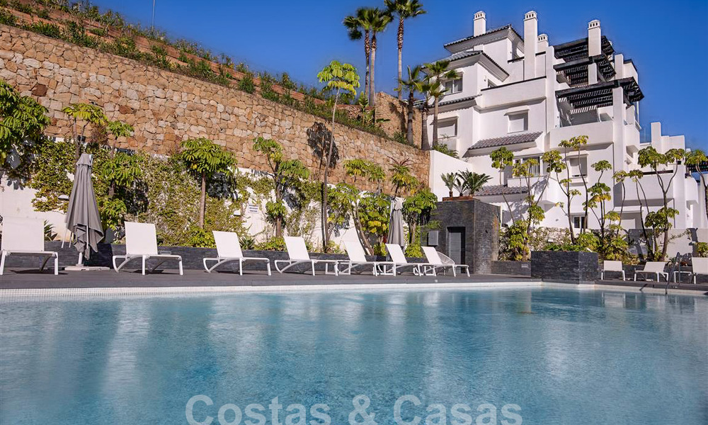 Modern appartement met ruim terras te koop met zeezicht en nabij golfbanen in een gated community in La Quinta, Marbella - Benahavis 62966