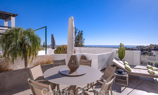 Modern appartement met ruim terras te koop met zeezicht en nabij golfbanen in een gated community in La Quinta, Marbella - Benahavis 62968 