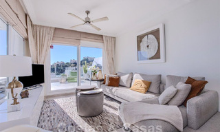 Modern appartement met ruim terras te koop met zeezicht en nabij golfbanen in een gated community in La Quinta, Marbella - Benahavis 62974 
