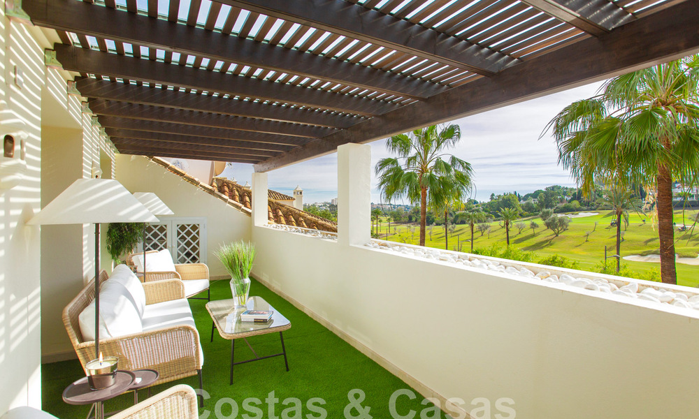 Ruim, luxe penthouse te koop met 4 slaapkamers in een eerstelijns golfcomplex in Nueva Andalucia, Marbella 63041