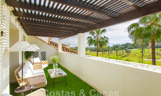 Ruim, luxe penthouse te koop met 4 slaapkamers in een eerstelijns golfcomplex in Nueva Andalucia, Marbella 63041 