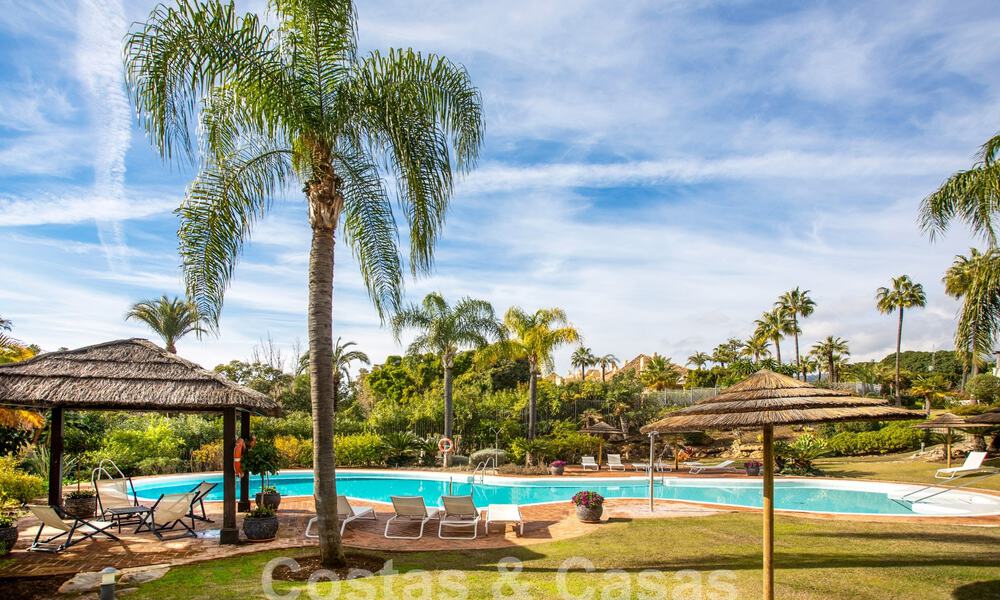 Ruim, luxe penthouse te koop met 4 slaapkamers in een eerstelijns golfcomplex in Nueva Andalucia, Marbella 63044