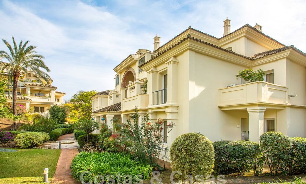 Ruim, luxe penthouse te koop met 4 slaapkamers in een eerstelijns golfcomplex in Nueva Andalucia, Marbella 63045