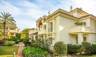 Ruim, luxe penthouse te koop met 4 slaapkamers in een eerstelijns golfcomplex in Nueva Andalucia, Marbella 63045 