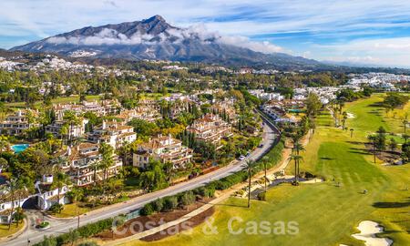 Ruim, luxe penthouse te koop met 4 slaapkamers in een eerstelijns golfcomplex in Nueva Andalucia, Marbella 63050