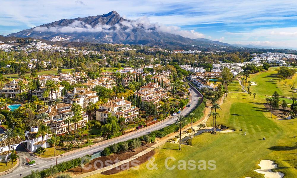 Ruim, luxe penthouse te koop met 4 slaapkamers in een eerstelijns golfcomplex in Nueva Andalucia, Marbella 63050