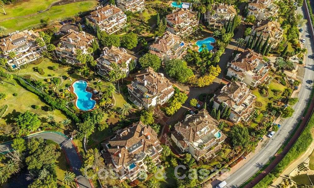Ruim, luxe penthouse te koop met 4 slaapkamers in een eerstelijns golfcomplex in Nueva Andalucia, Marbella 63051