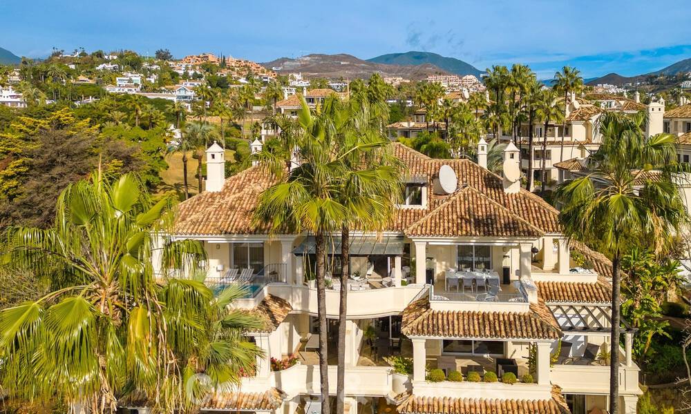Ruim, luxe penthouse te koop met 4 slaapkamers in een eerstelijns golfcomplex in Nueva Andalucia, Marbella 63052