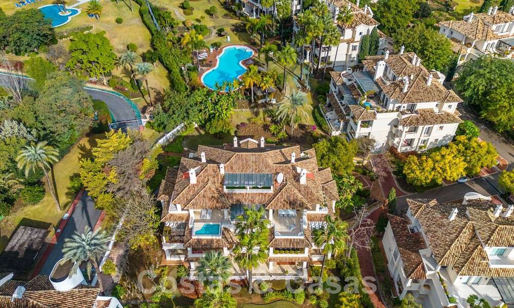 Ruim, luxe penthouse te koop met 4 slaapkamers in een eerstelijns golfcomplex in Nueva Andalucia, Marbella 63053