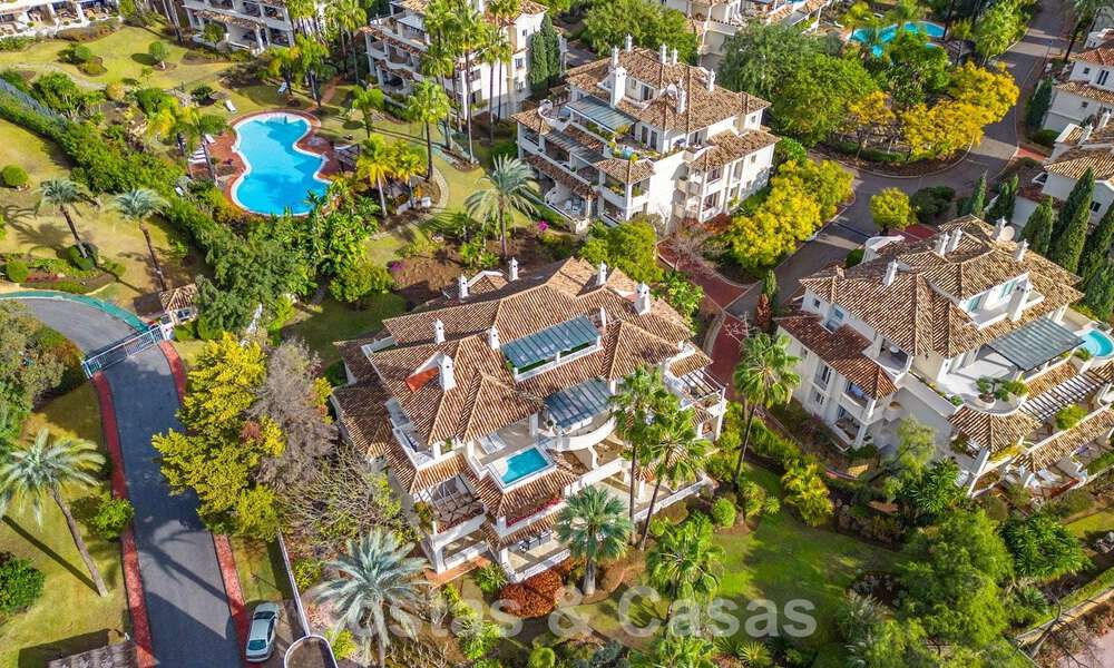 Ruim, luxe penthouse te koop met 4 slaapkamers in een eerstelijns golfcomplex in Nueva Andalucia, Marbella 63054