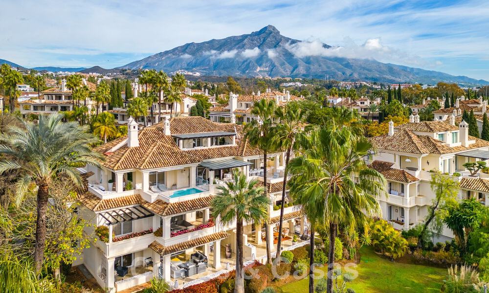 Ruim, luxe penthouse te koop met 4 slaapkamers in een eerstelijns golfcomplex in Nueva Andalucia, Marbella 63055