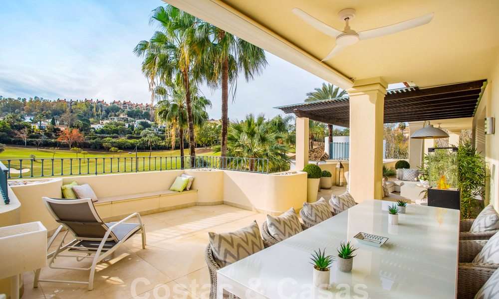 Ruim, luxe penthouse te koop met 4 slaapkamers in een eerstelijns golfcomplex in Nueva Andalucia, Marbella 63056