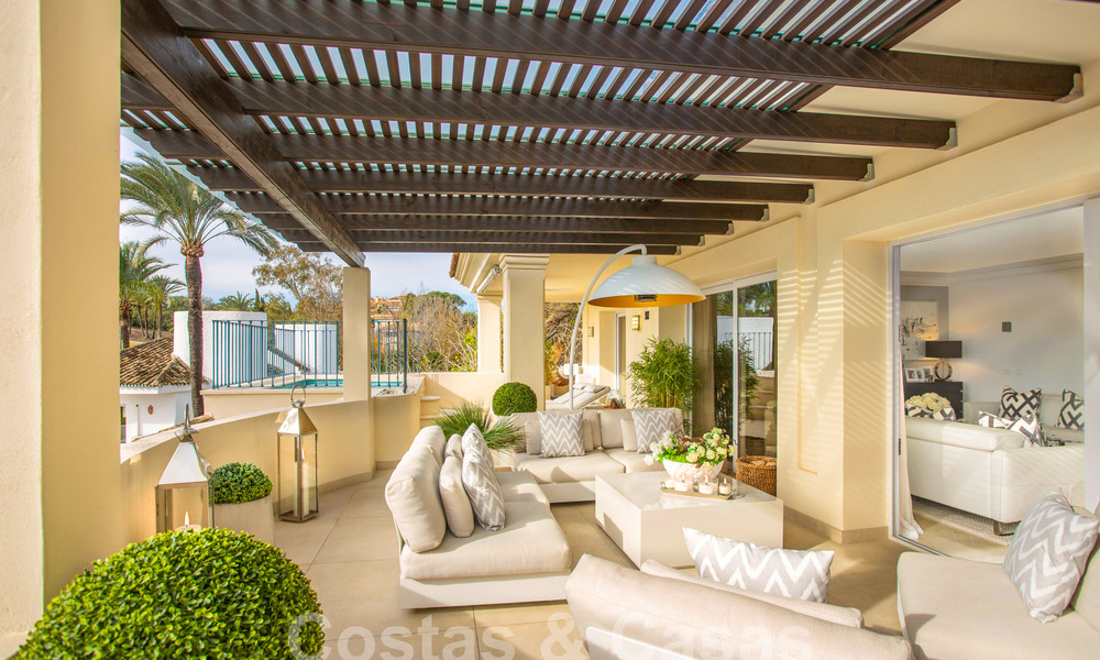 Ruim, luxe penthouse te koop met 4 slaapkamers in een eerstelijns golfcomplex in Nueva Andalucia, Marbella 63057