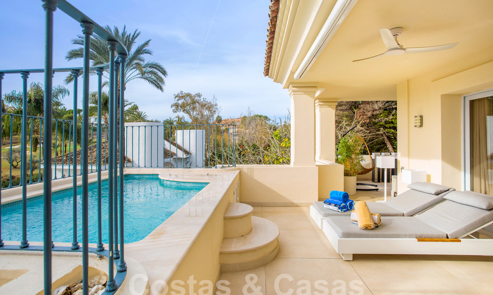 Ruim, luxe penthouse te koop met 4 slaapkamers in een eerstelijns golfcomplex in Nueva Andalucia, Marbella 63058