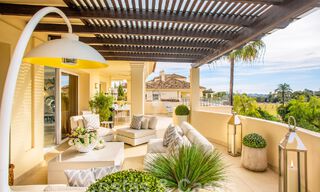 Ruim, luxe penthouse te koop met 4 slaapkamers in een eerstelijns golfcomplex in Nueva Andalucia, Marbella 63059 