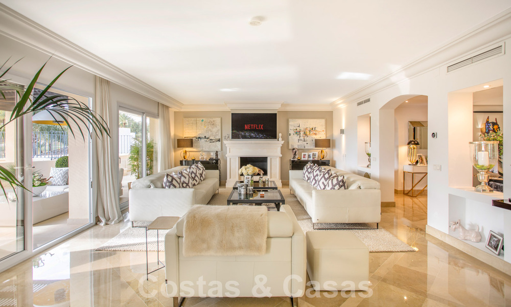 Ruim, luxe penthouse te koop met 4 slaapkamers in een eerstelijns golfcomplex in Nueva Andalucia, Marbella 63061