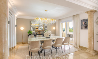 Ruim, luxe penthouse te koop met 4 slaapkamers in een eerstelijns golfcomplex in Nueva Andalucia, Marbella 63062 
