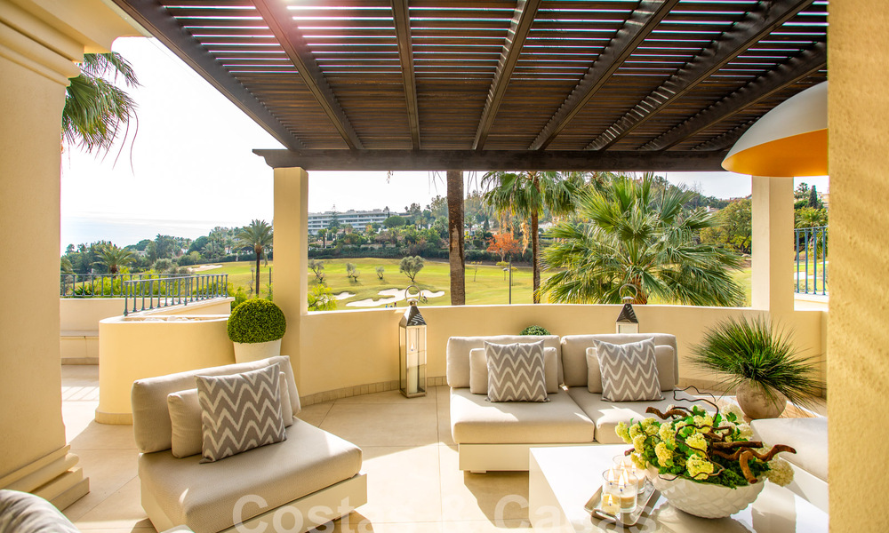 Ruim, luxe penthouse te koop met 4 slaapkamers in een eerstelijns golfcomplex in Nueva Andalucia, Marbella 63063