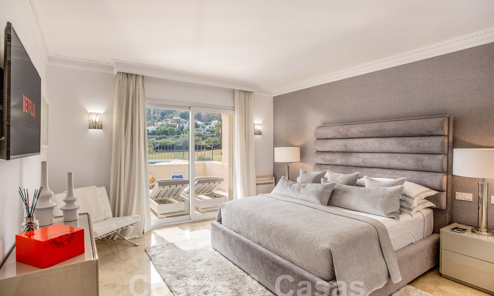 Ruim, luxe penthouse te koop met 4 slaapkamers in een eerstelijns golfcomplex in Nueva Andalucia, Marbella 63068