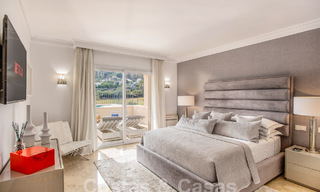 Ruim, luxe penthouse te koop met 4 slaapkamers in een eerstelijns golfcomplex in Nueva Andalucia, Marbella 63068 