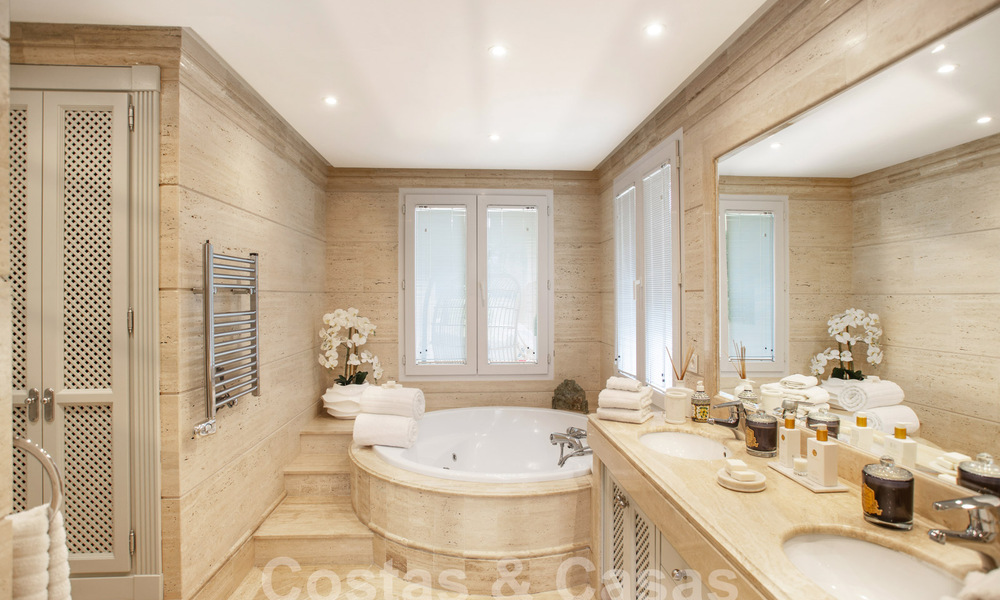 Ruim, luxe penthouse te koop met 4 slaapkamers in een eerstelijns golfcomplex in Nueva Andalucia, Marbella 63069