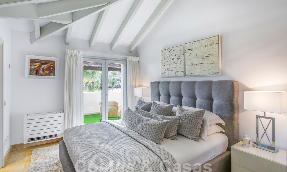 Ruim, luxe penthouse te koop met 4 slaapkamers in een eerstelijns golfcomplex in Nueva Andalucia, Marbella 63070
