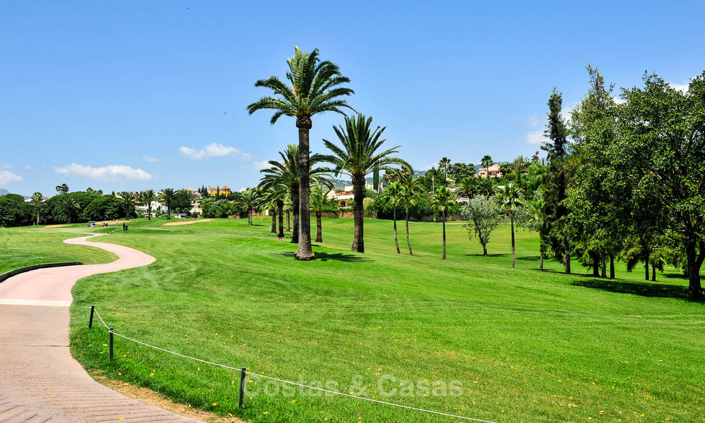 Ruim, luxe penthouse te koop met 4 slaapkamers in een eerstelijns golfcomplex in Nueva Andalucia, Marbella 63114