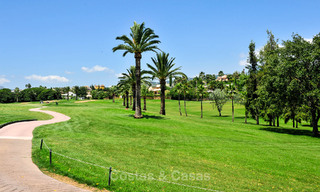 Ruim, luxe penthouse te koop met 4 slaapkamers in een eerstelijns golfcomplex in Nueva Andalucia, Marbella 63114 