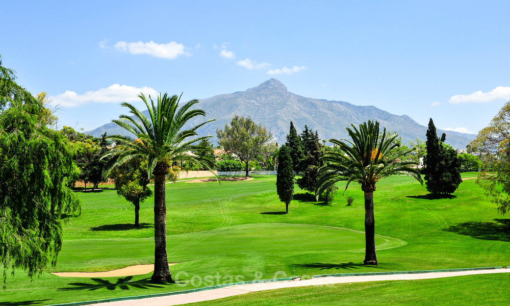 Ruim, luxe penthouse te koop met 4 slaapkamers in een eerstelijns golfcomplex in Nueva Andalucia, Marbella 63116